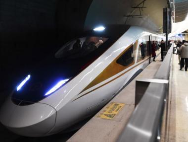 Китай пусна първия автономен и „умен“ влак стрела