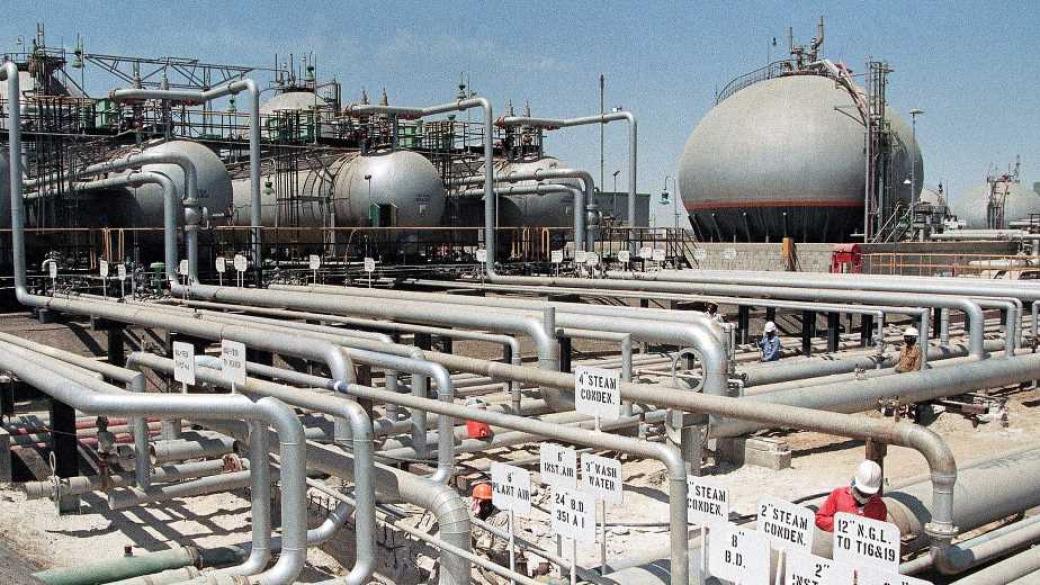 Петролът може да стигне $100 за барел, ако Иран блокира ключов проток