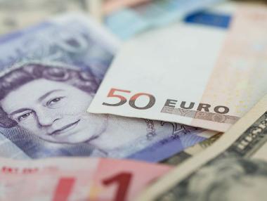 Курсът на паунда удари двуседмично дъно