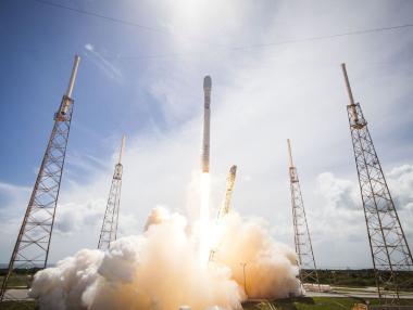 Японски милиардер си търси жена за пътешествие до Луната