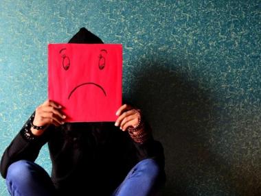 Икономисти откриха възрастта, в която сме най-нещастни