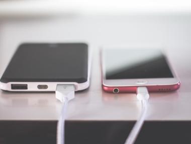 ЕП настоява за еднакви зарядни за всички смартфони и устройства