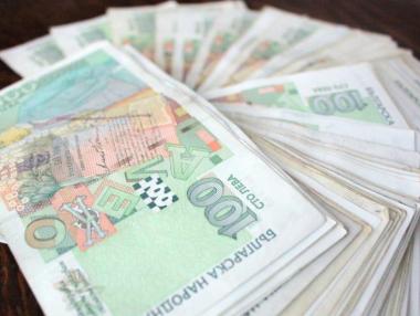 Средният осигурителен доход остава твърдо над 1000 лв.