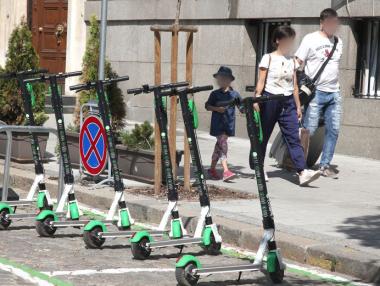 Законови промени ще наложат ограничения в придвижването с тротинетки