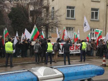 Полицията разпръсна с лютив спрей протестиращите пред МРРБ перничани