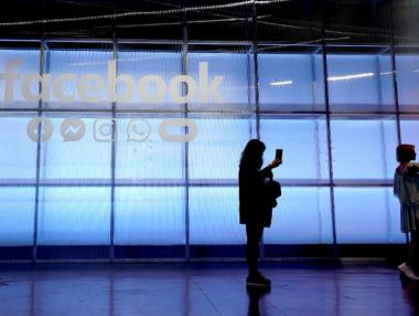Скандалът с личните данни отне от печалбата на Facebook