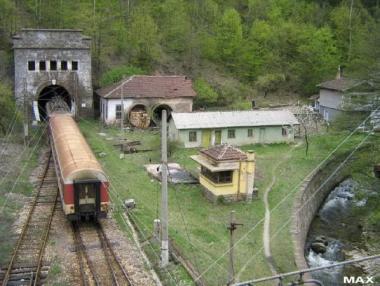 Започва модернизацията на най-дългия жп тунел в България