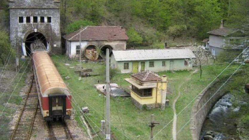 Започва модернизацията на най-дългия жп тунел в България