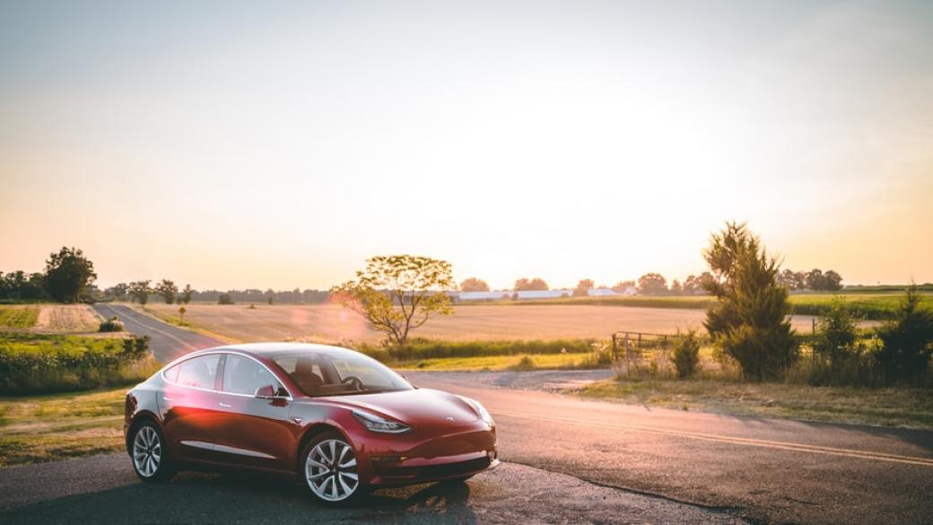 Нов ден, нов рекорд: Акциите на Tesla удариха $900