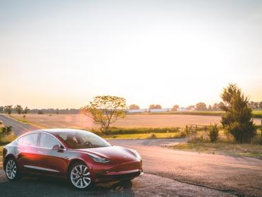 Нов ден, нов рекорд: Акциите на Tesla удариха $900