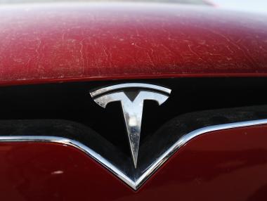 Защо акциите на Tesla се сгромолясаха след щурото поскъпване