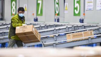 Китайските гиганти наемат хора, останали без работа заради вируса