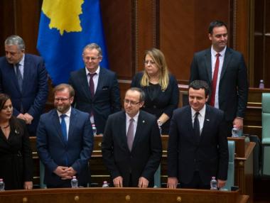 Правителството на Косово си отряза заплатите наполовина