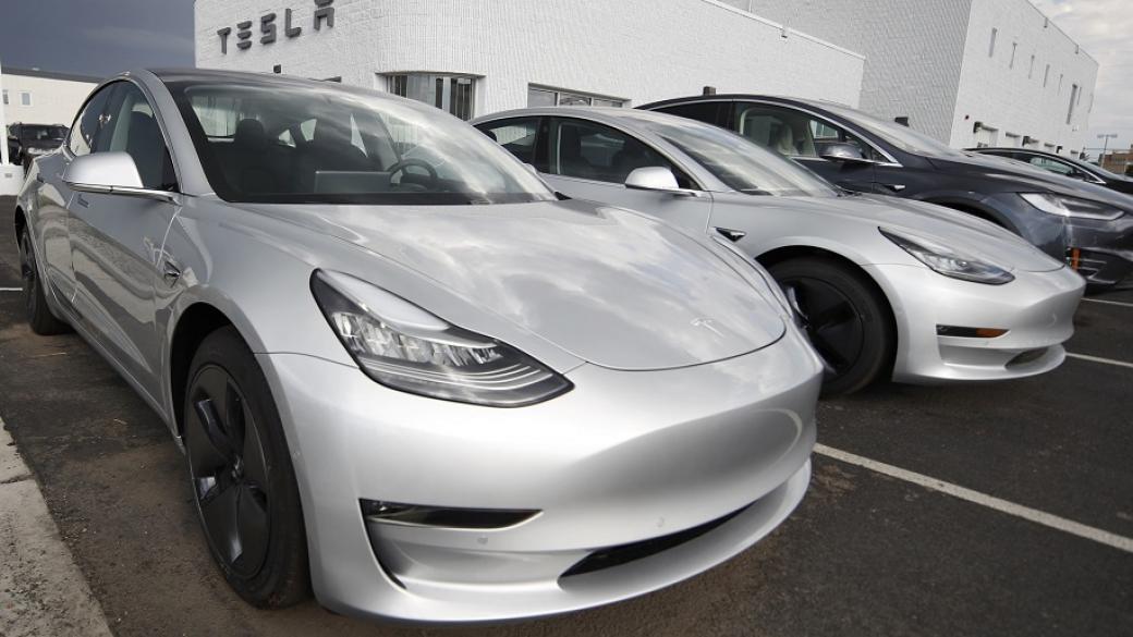 Акциите на Tesla потънаха след новината за новите акции
