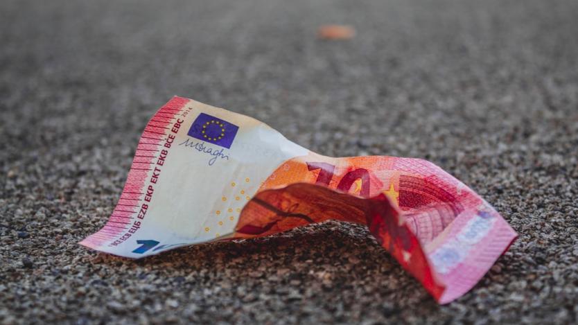 Неволите на еврото продължават: Остава близо до 3-годишно дъно