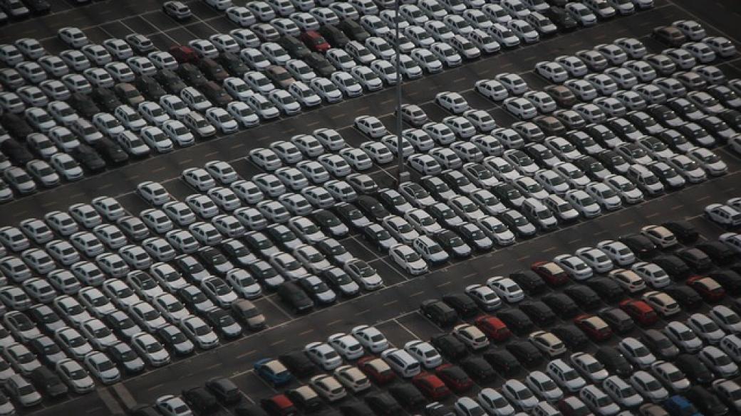 Продажбите на коли в Китай се сринаха с 92%