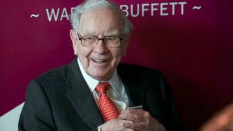 Бъфет най-накрая се отказа от стария си флип телефон