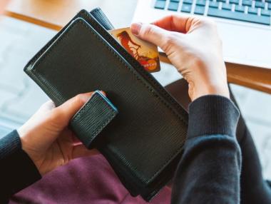 Необичаен скок в погасяването на дългове в България