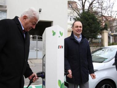 EVN откри 3 зарядни станции за електромобили в Пловдив