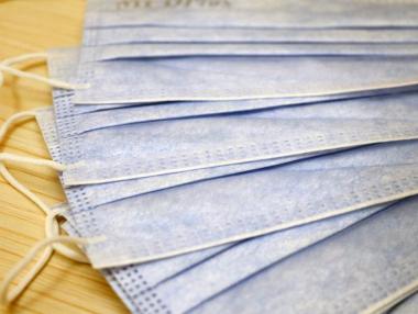 Facebook забранява продажбата и рекламата на медицински маски