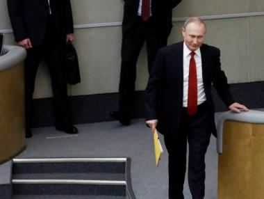 Руските депутати позволиха на Путин да остане на поста неограничено