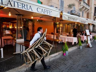 Италия затваря всички магaзини освен аптеки и супермаркети