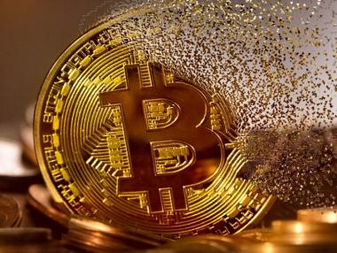 Bitcoin се срина до 10-месечно дъно заради решението на Тръмп