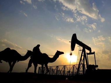 Петролът поскъпна с почти 5%, но завършва най-тежката си седмица от 2008 г.