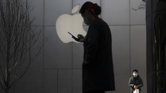 Apple временно затваря магазините си извън Китай