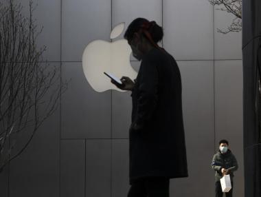 Apple временно затваря магазините си извън Китай