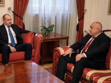 Държавата ще даде по 1000 лв. на медицинските лица „на първа линия“