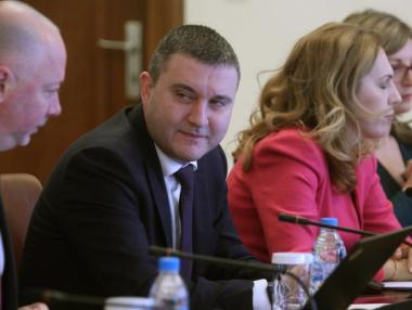 Държавата поема 60% от заплатите в частния сектор за 3 месеца