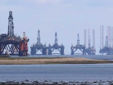 Петролът поевтинява за трети пореден ден успоредно със забраните за пътуване