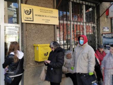 МЗ официално забрани трима „възрастни“ да се събират на открито