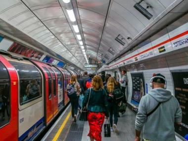 Лондонското метро затваря 40 станции заради COVID-19