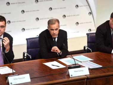 Великобритания отново спешно намали лихвения процент