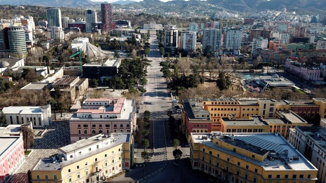 Депутатите и министрите в Албания си намалиха заплатите наполовина заради кризата