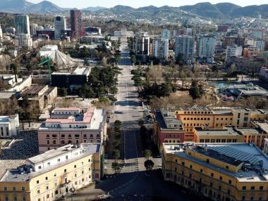 Депутатите и министрите в Албания си намалиха заплатите наполовина заради кризата