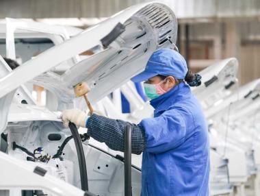 Как автомобилните гиганти се включиха в битката срещу коронавируса