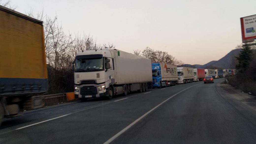 Българските превозвачи отказват курсове заради блокадите по границите