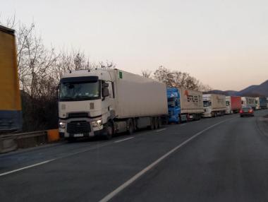 Българските превозвачи отказват курсове заради блокадите по границите