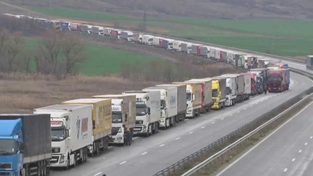 България забрани тежкотоварния транзит за Турция