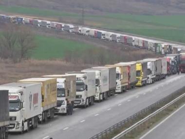 България забрани тежкотоварния транзит за Турция