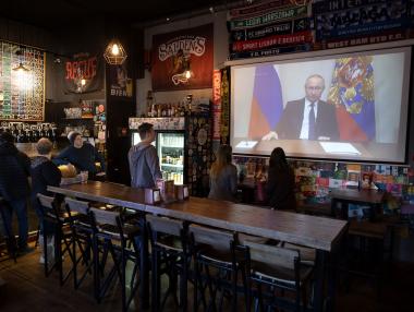 Путин спира руската икономика за седмица, заплати обаче ще се плащат