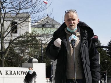 Полша затваря границите си за трансгранични работници