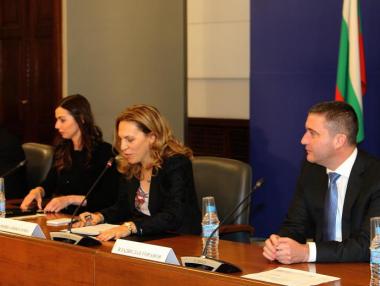 Държавата вече е готова да поеме и 60% от осигуровките на служителите