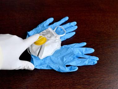 Недостигът на ръкавици в света ще продължи месеци