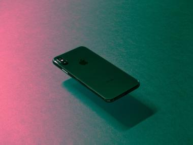 Apple може да покаже нов по-евтин iPhone до дни