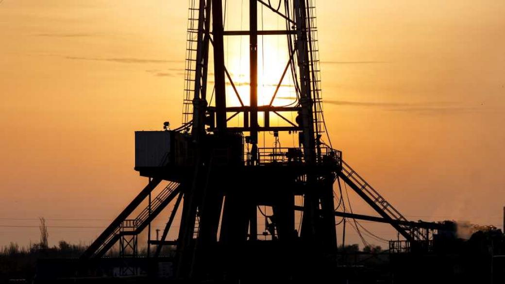 Цените на петрола падат още от опасения за свръхпредлагане