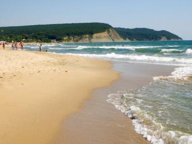 Сянка и два шезлонга ще струват 24 лв. на „Каваци“ това лято